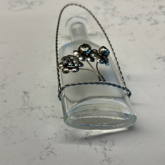 Small glass bottle vase with applied silver toned wire and flowers, Glas… - Picture 4 of 5